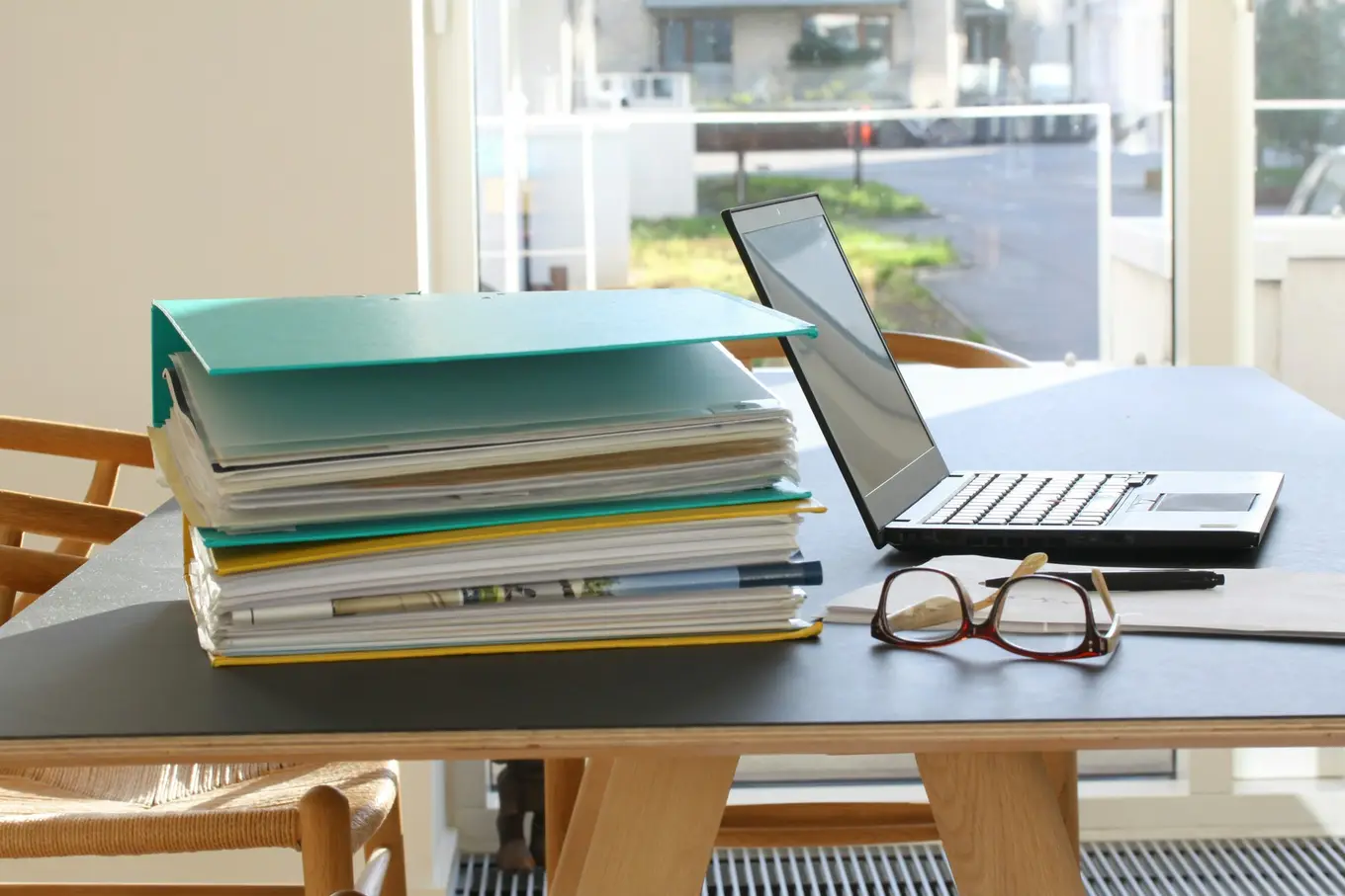 dokumenty i laptop na biurku